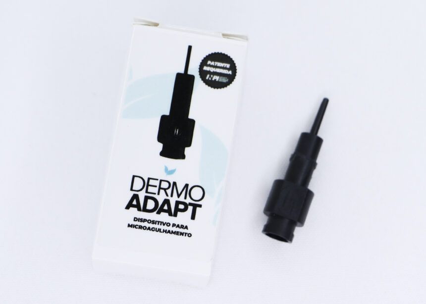 O Dermoadapt é um  dispositivo que faz com que Dermógrafos de sistema de agulhas EASY CLICK, e CLICK FÁCIL que são sem rosca, possam  utilizar Cartuchos de Dermapen, alem de  proporcionar mais  autonomia para realizar procedimentos de Microagulhamento e Micropigmentação em um só aparelho.