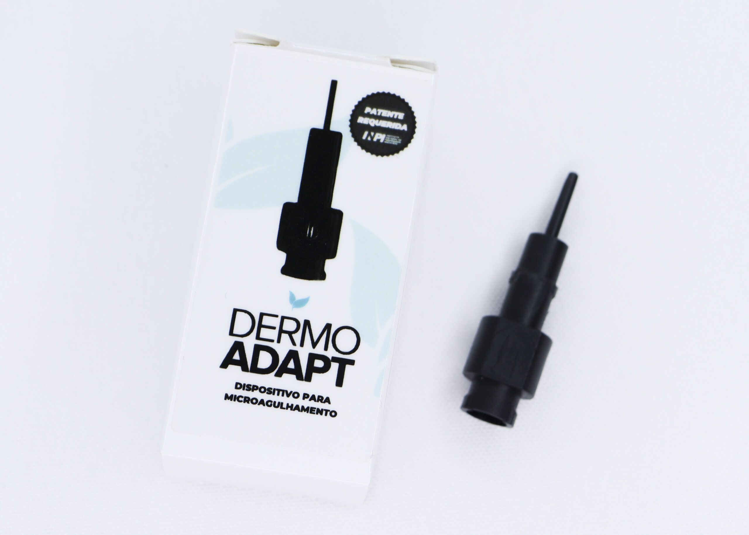 dermoadapt.micropigmentee3 O Dermoadapt é um dispositivo que faz com que Dermógrafos de sistema de agulhas EASY CLICK, e CLICK FÁCIL que são sem rosca, possam utilizar Cartuchos de Dermapen, alem de proporcionar mais autonomia para realizar procedimentos de Microagulhamento e Micropigmentação em um só aparelho.