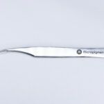 Pinça Style Curva Leve. Foi desenvolvida para melhorar seus atendimentos de cilios, com mais praticidade e em formato ergonômico e de material refinado.  Produto da marca Micropigmentee que possui ótima qualidade 