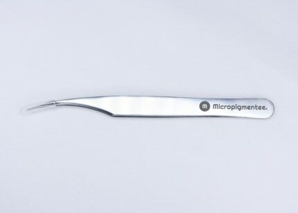 Pinça Style Curva Leve. Foi desenvolvida para melhorar seus atendimentos de cilios, com mais praticidade e em formato ergonômico e de material refinado.  Produto da marca Micropigmentee que possui ótima qualidade 