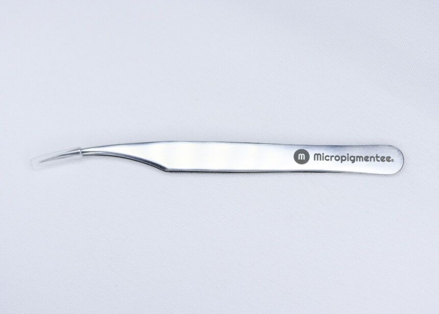 Pinça Style Curva Leve. Foi desenvolvida para melhorar seus atendimentos de cilios, com mais praticidade e em formato ergonômico e de material refinado.  Produto da marca Micropigmentee que possui ótima qualidade 