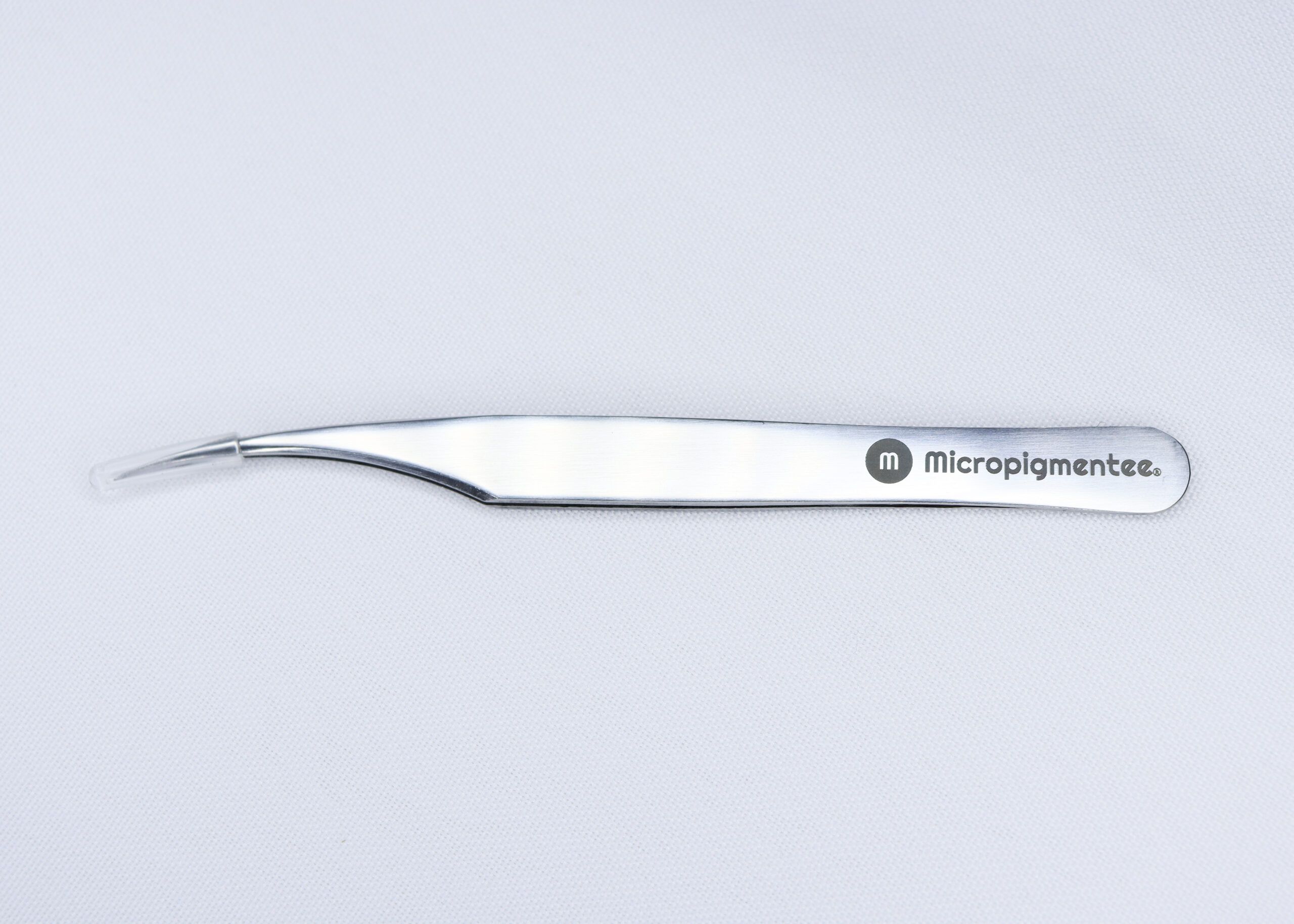 pinça-style-curva-leve.micropigmentee Pinça Style Curva Leve. Foi desenvolvida para melhorar seus atendimentos de cilios, com mais praticidade e em formato ergonômico e de material refinado. Produto da marca Micropigmentee que possui ótima qualidade