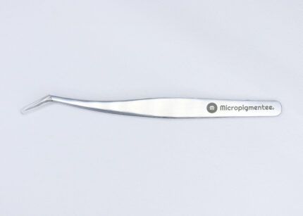 Pinça Style Semi Curva. Foi desenvolvida para melhorar seus atendimentos de cilios, com mais praticidade e em formato ergonômico e de material refinado. Ideal para procedimentos de Lash Lifting . Produto da marca Micropigmentee que possui ótima qualidade .