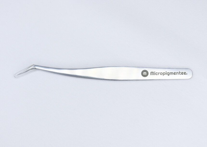 Pinça Style Semi Curva. Foi desenvolvida para melhorar seus atendimentos de cilios, com mais praticidade e em formato ergonômico e de material refinado. Ideal para procedimentos de Lash Lifting . Produto da marca Micropigmentee que possui ótima qualidade .